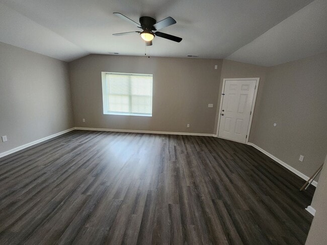 Building Photo - Renovated 2 bedroom 1 bath duplex unit with updated floors, bath, and kitchen!!