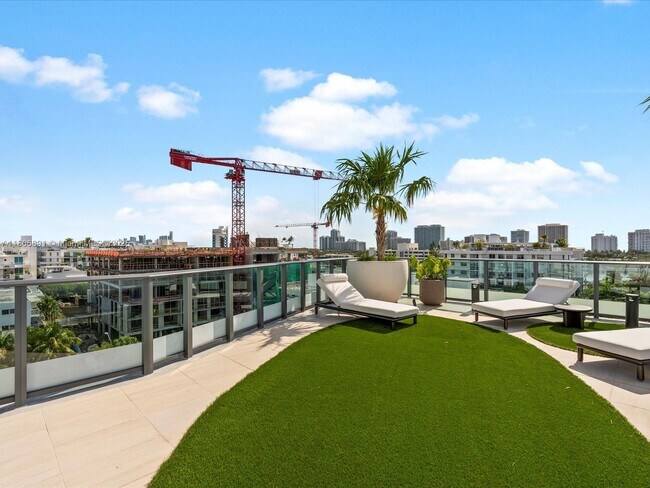 Building Photo - 9901 W Bay Harbor Dr