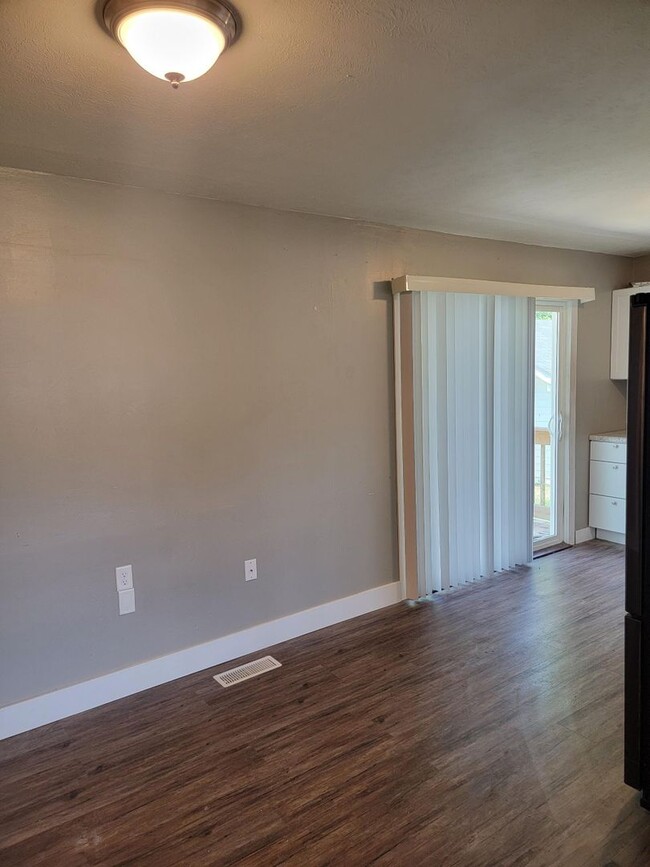 Building Photo - Awesome Remodeled  3 bedroom 2 bath single...