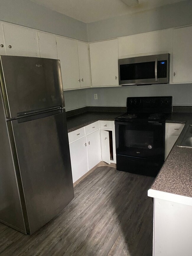 Building Photo - Lugo Riverhill