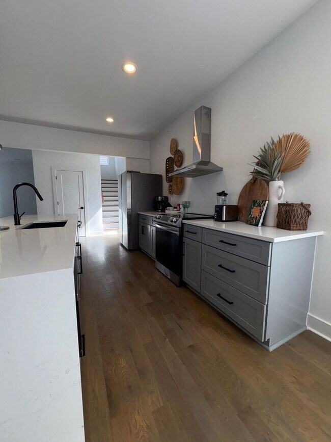 Building Photo - Fully Furnished 5 Bed, 3.5 Bath Located In East Nashville's McFerrin Park Neighborhood w/ Flexibl...