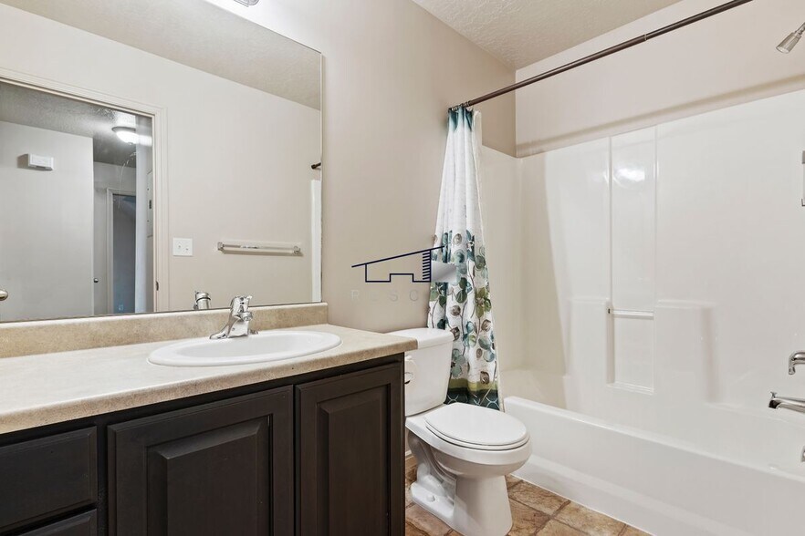 Building Photo - 1077 1675 S