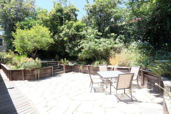 Building Photo - Piedmont Home with Bedroom Suite and Enclosed Yard