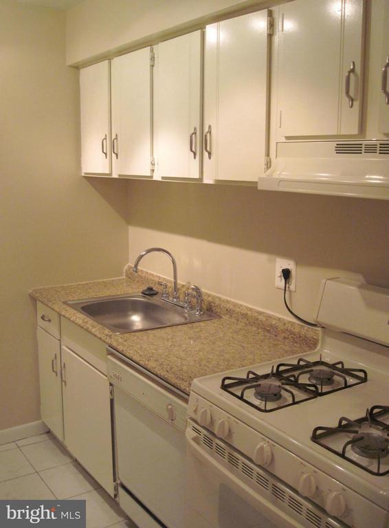 Building Photo - 11200 Chestnut Grove Square