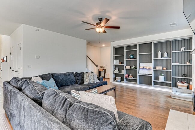Building Photo - Two Story home in Quaker Knoll! Ready now !