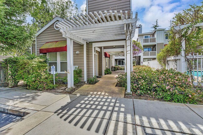 Building Photo - 2-Bedroom Condo in Prime Sunnyvale Location Near Tech Hubs