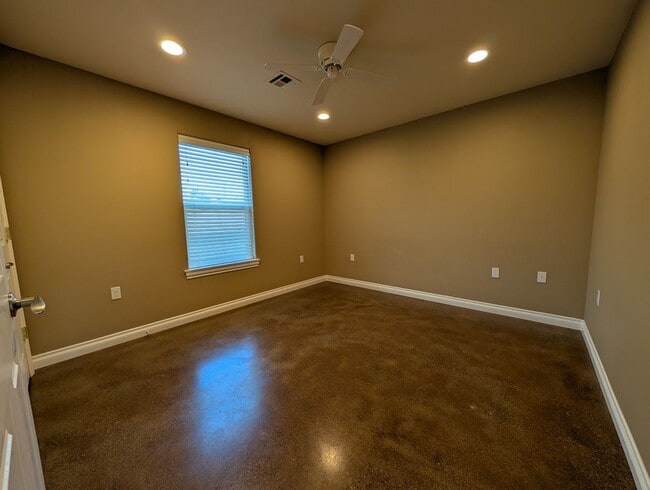 Building Photo - Gorgeous 3 Bed 2 Bath Clarkston Townhouse ...