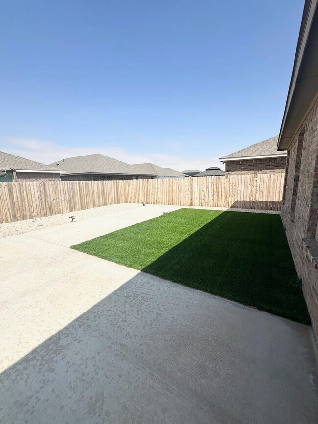 Building Photo - 5 Bedroom 4 Bathroom Ready to Rent ASAP!