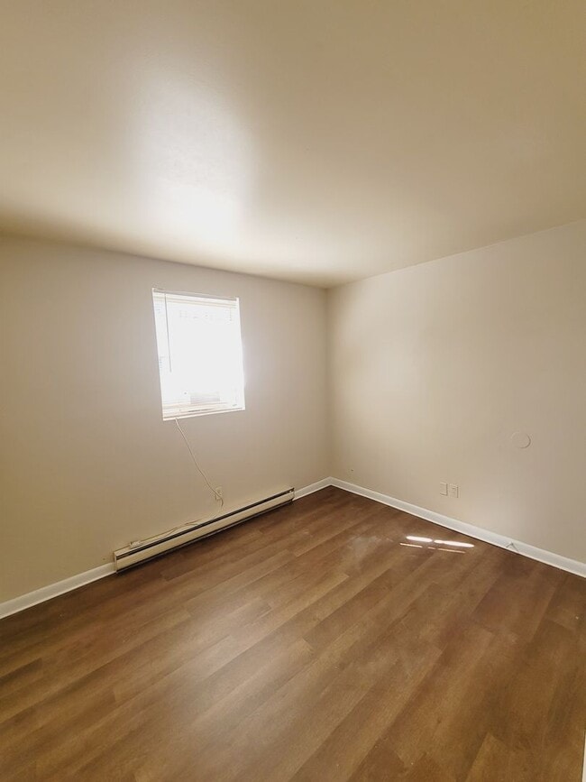 Building Photo - Lovely Two Bedroom - One Bathroom Brick Du...