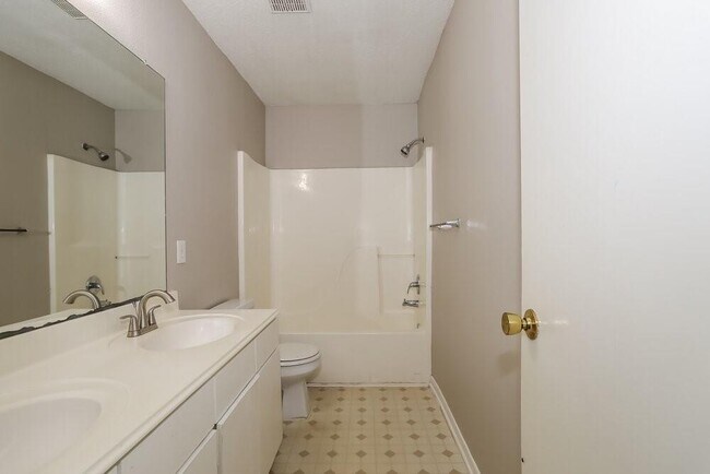 Building Photo - 2202 Tomlinson Trail Dr