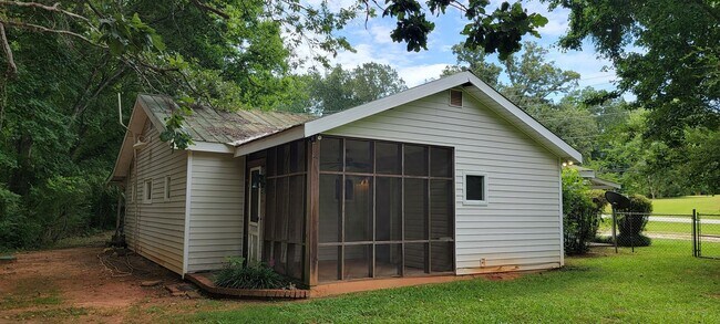 Building Photo - Country House on 1 Acre