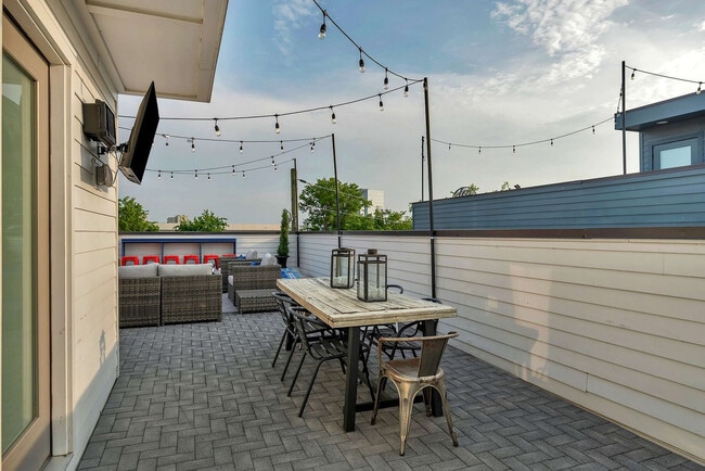 Building Photo - 2716 Delaware Ave