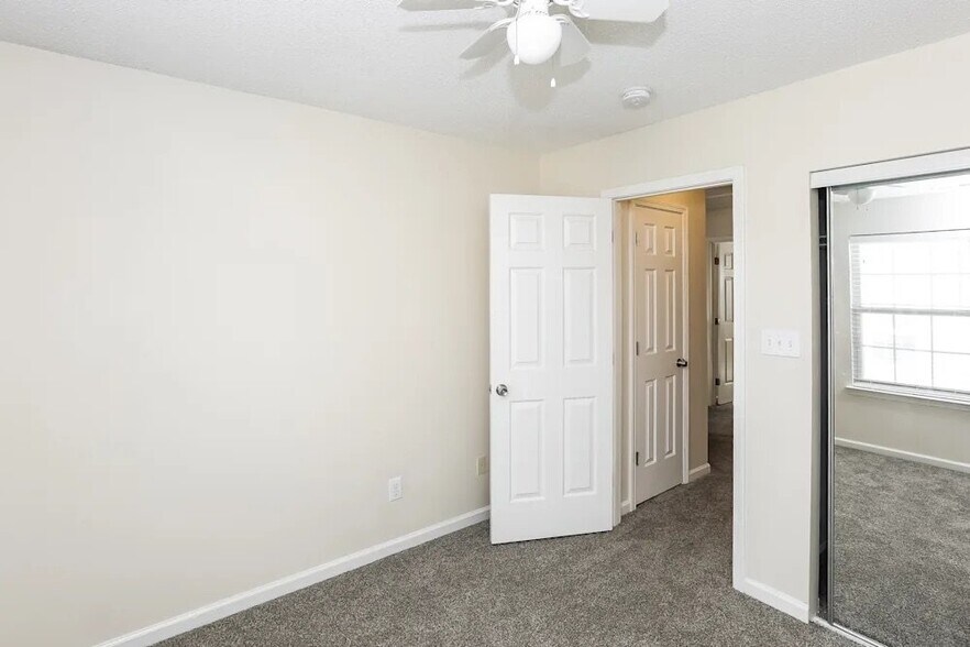 Building Photo - 8611 Meadowmont View Dr