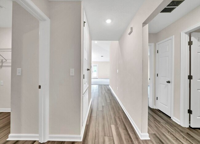 Building Photo - 10 Riverwalk Xing