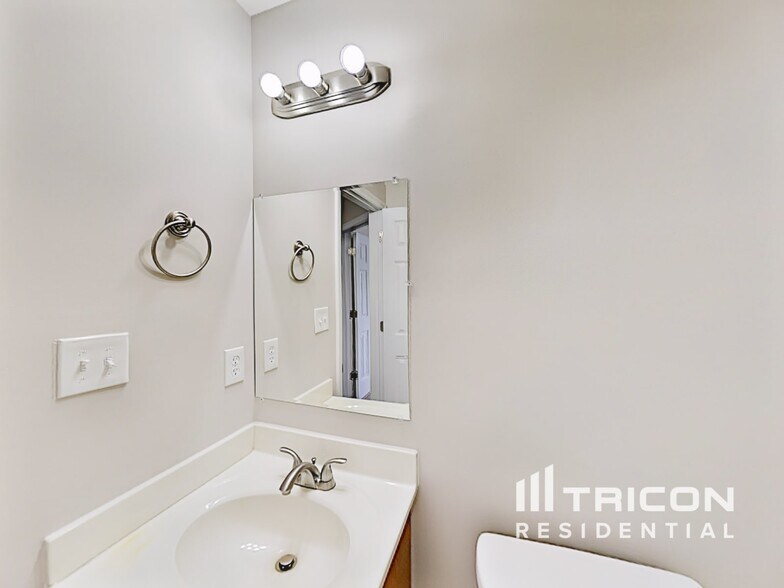 Building Photo - 5513 Landreaux Dr