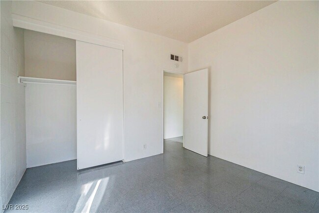 Building Photo - 1306 E Phillips Ave