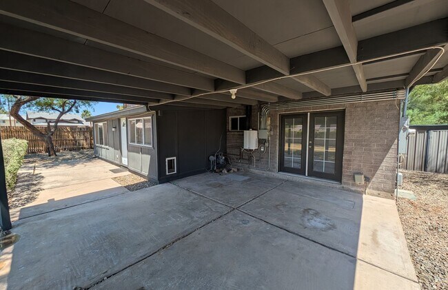 Building Photo - 4 Bedroom Home in Tempe Gardens Near E Sou...