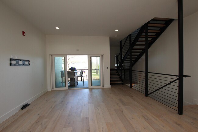 Building Photo - 203 Paschal St