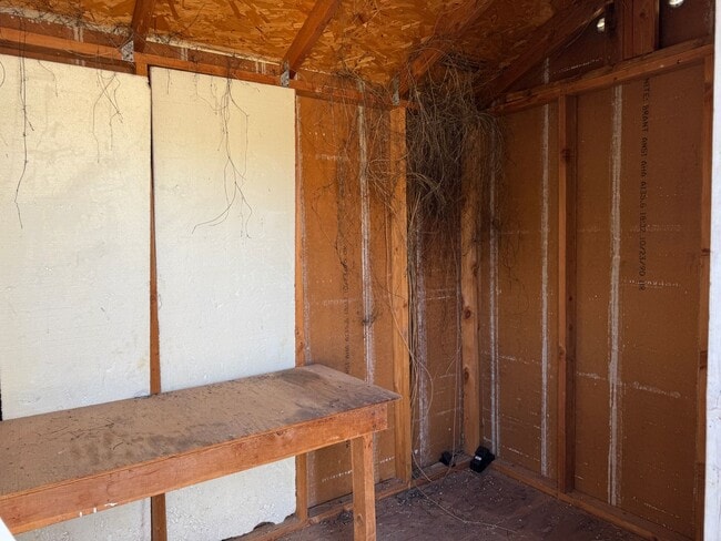 Building Photo - 2Bdm 1 Bath, Washer/Dryer Hookups, Will no last long!