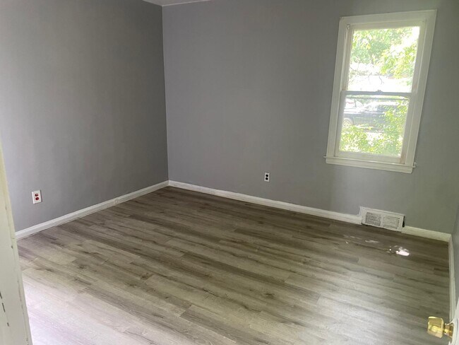 Building Photo - 5134 Hereford St