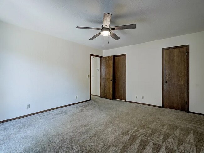 Building Photo - Beautiful 3bed/3bath Townhome Available in Westside Norman!!