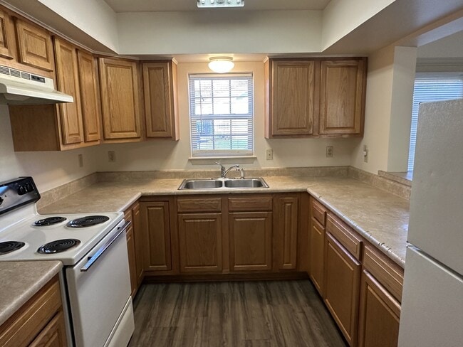 Building Photo - 1007 Hot Point Ave