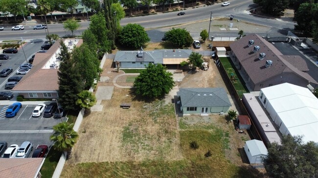 Building Photo - 7421 N Maple Ave