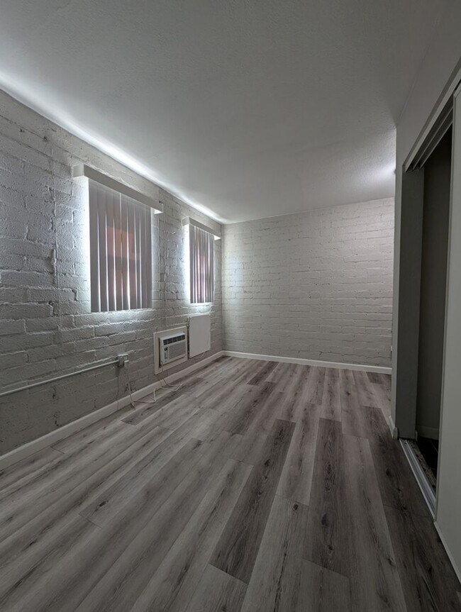 Building Photo - 2 BEDROOM APARTMENT IN DOWNTOWN LAS VEGAS