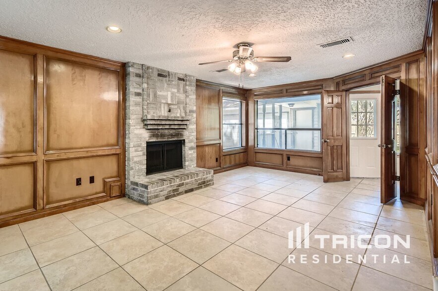 Building Photo - 2118 Waterfall Dr