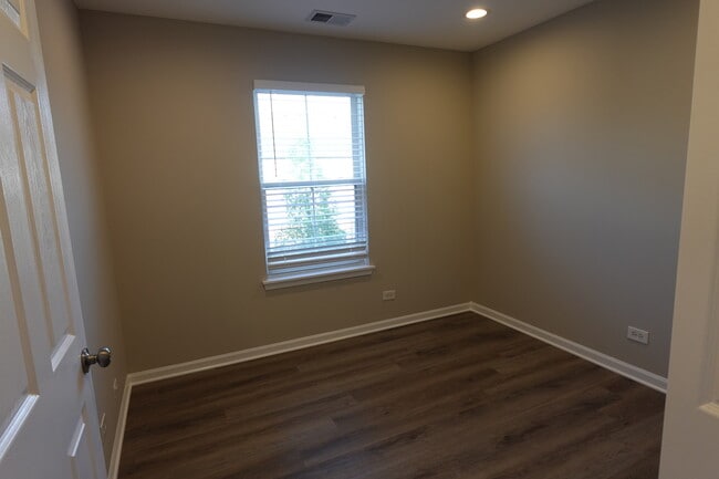 Building Photo - 1136 N Claremont Dr
