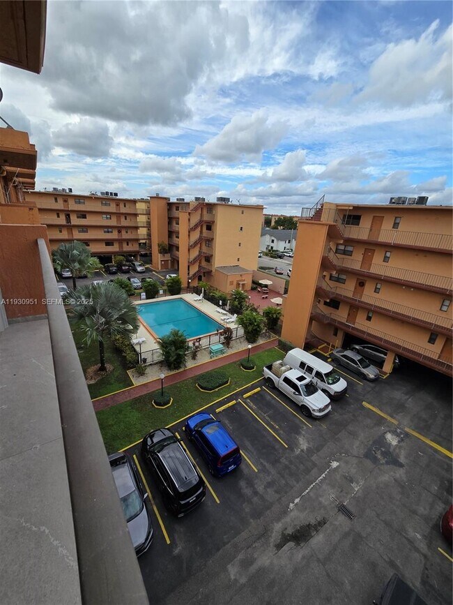 Building Photo - 1800 W 54th St