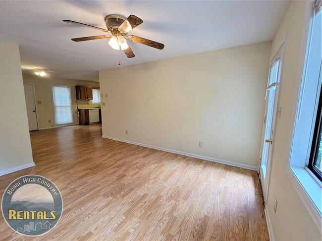 Building Photo - 323 Mountain Aire Ln