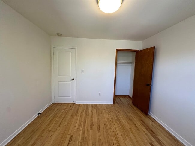 Building Photo - 33 E 51st St