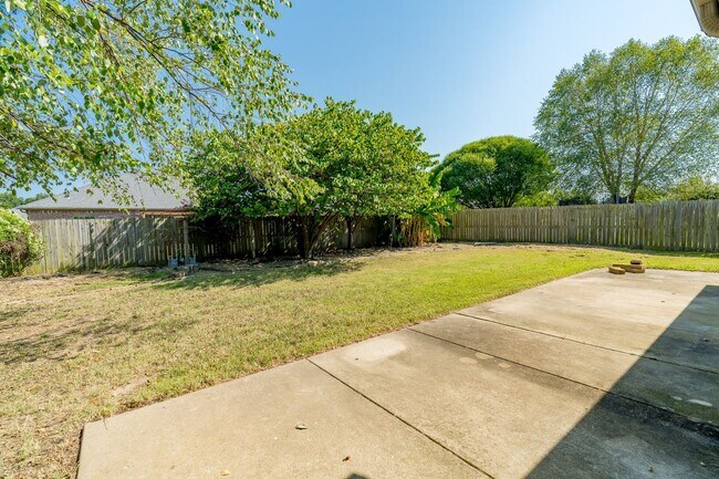 Building Photo - Spacious 3 Bedroom Home in West Fayetteville!