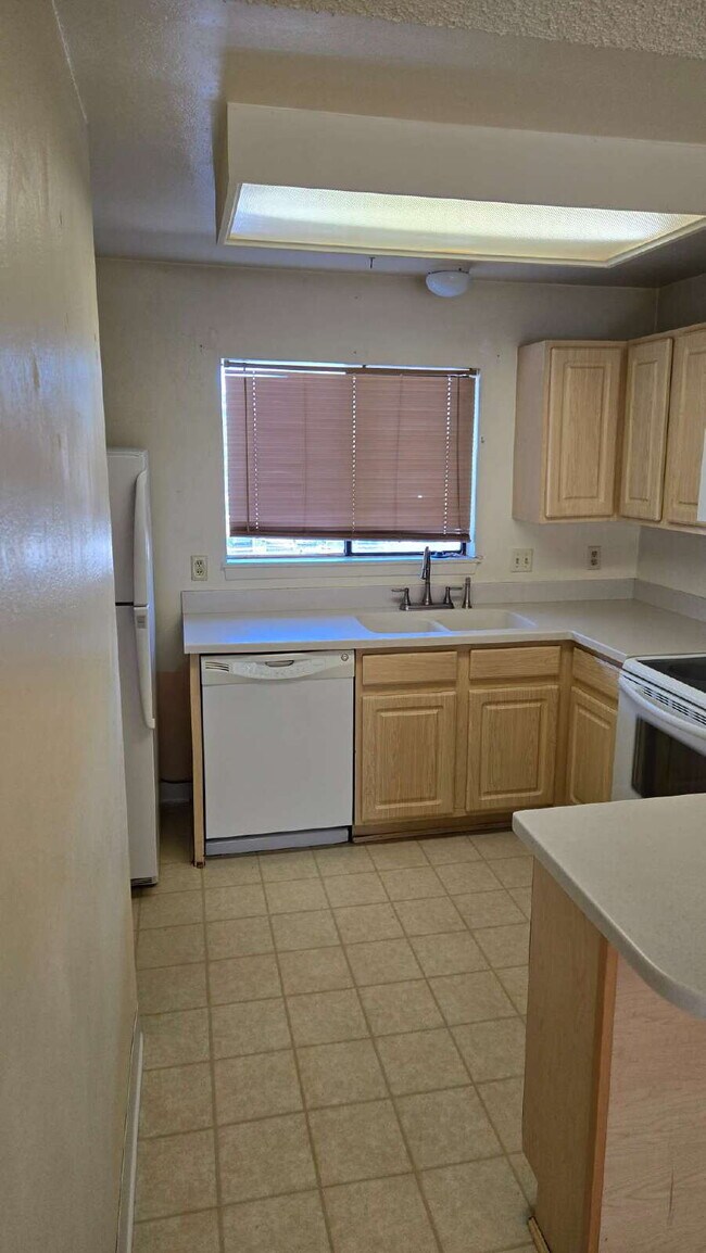 Building Photo - 8635 Clay St