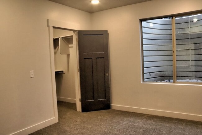 Building Photo - 2 Bedroom 1 Bathroom Apartment