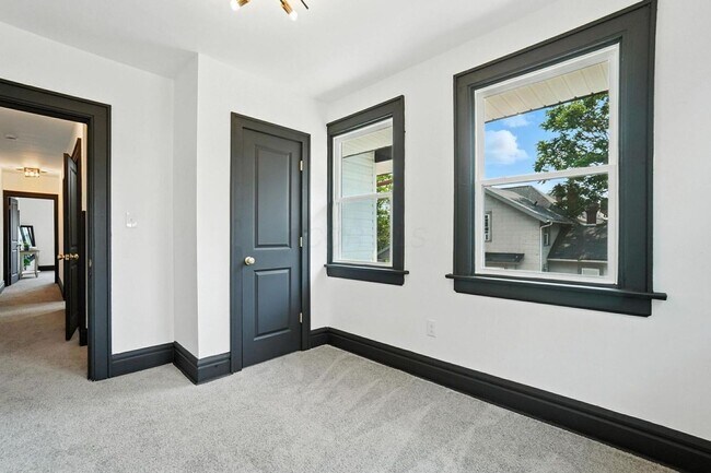 Building Photo - 887-889-889 E Livingston Ave