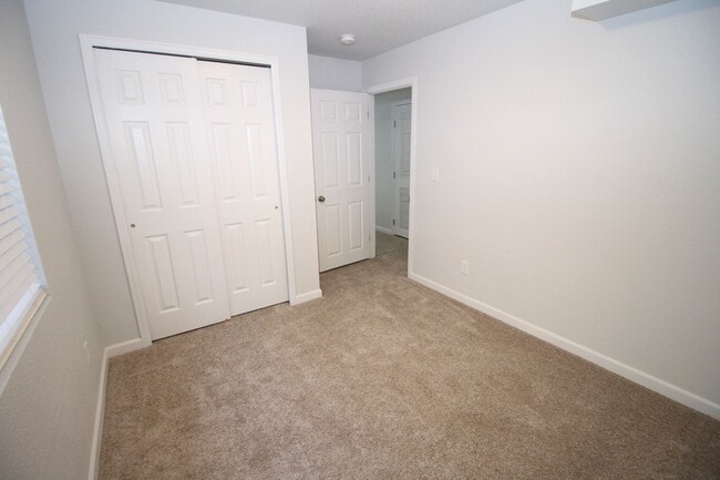 Building Photo - Brand new 3bdr 3bath duplex walking distan...