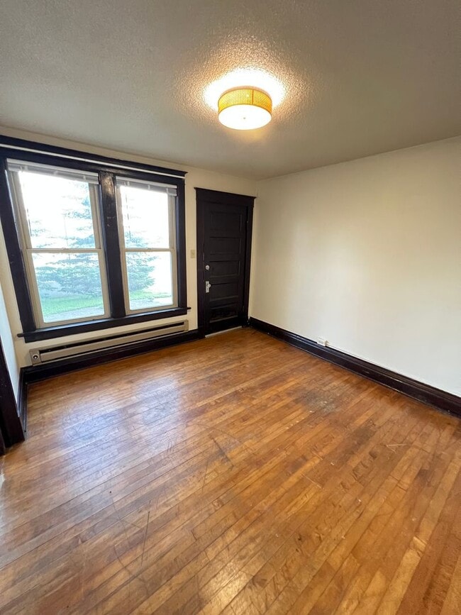 Building Photo - 910 N 22nd Ave W