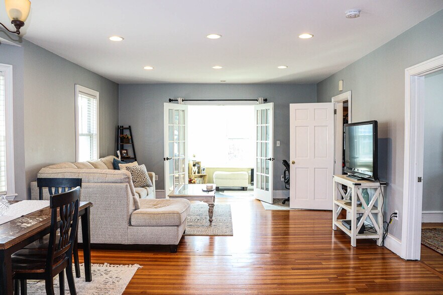 Building Photo - 36 Lancaster St