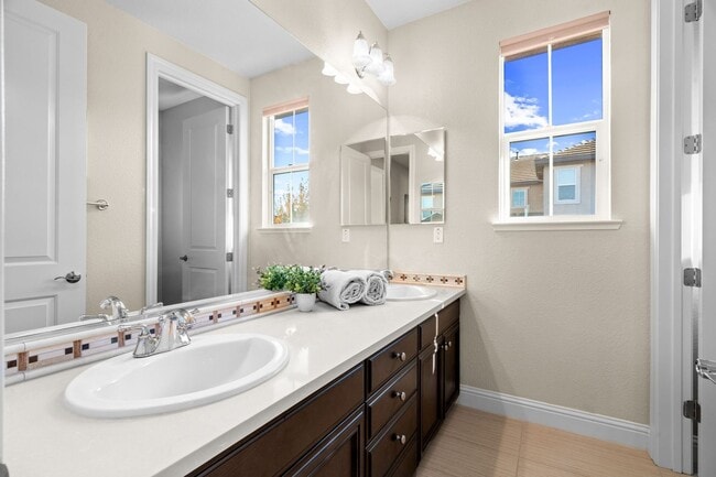 Building Photo - HILLTOP CORNER HOME WITH GORGEOUS VIEWS