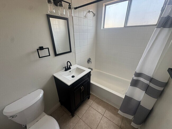 Building Photo - Remodeled 3 Bedroom, 1.5 Bathroom Home in Central Spring Valley