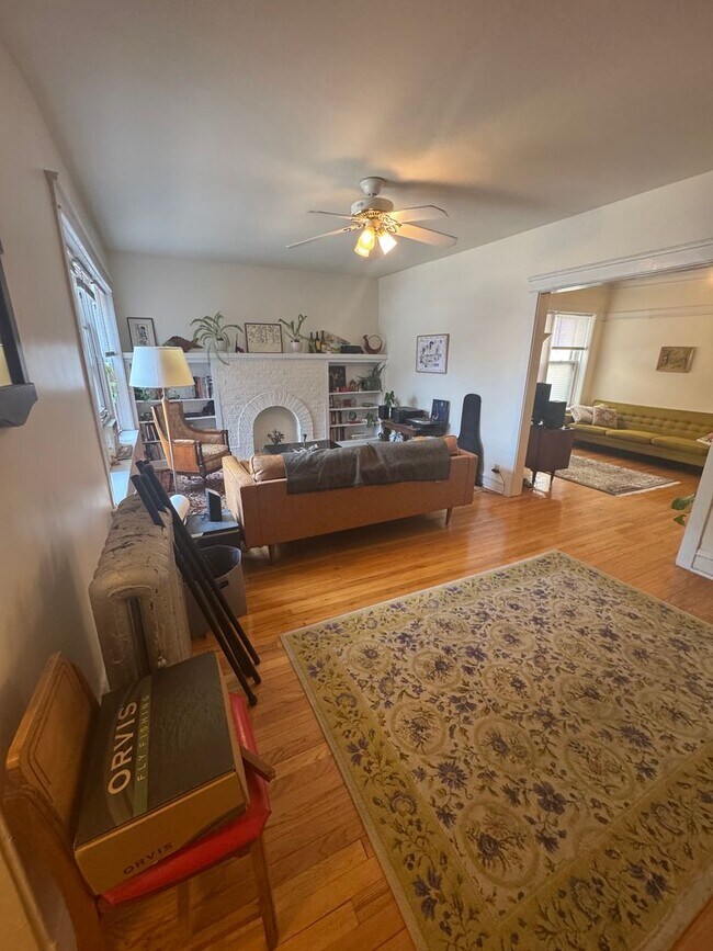 Building Photo - Lovely and Very Large Ravenswood Manor 1 BR