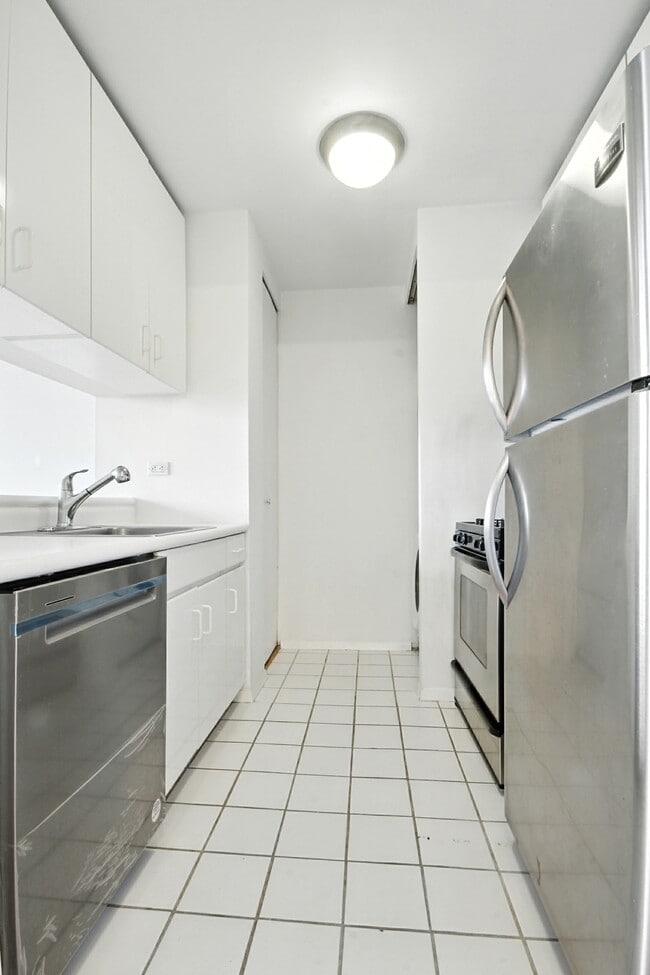 Building Photo - 161 W 61st St