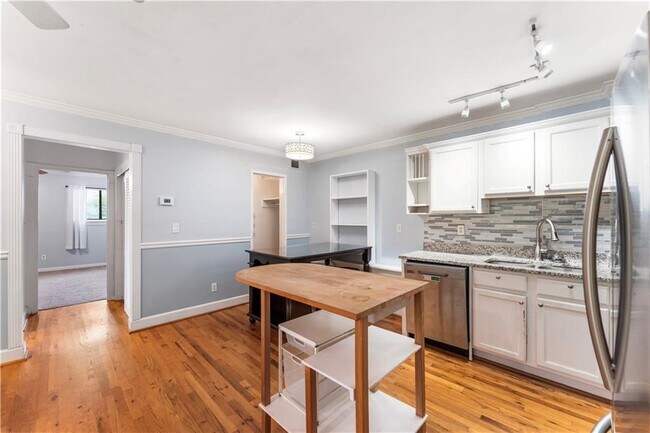 Building Photo - 870 Glendale Terrace NE