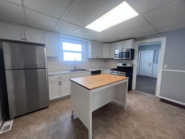 Building Photo - Two Bedroom Home - NE Side of Grand Rapids!