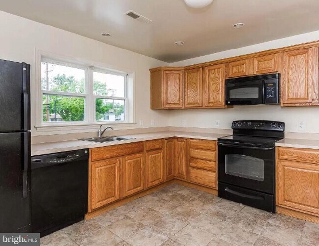 Building Photo - 5235 Crowson Ave