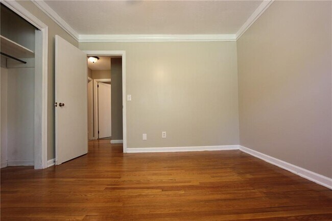Building Photo - 2944 Piedmont Dr
