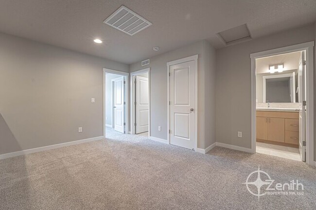 Building Photo - 4712 NE 37th Ct