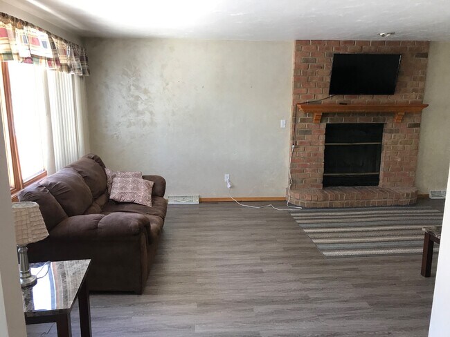 Building Photo - 3830 E River Dr